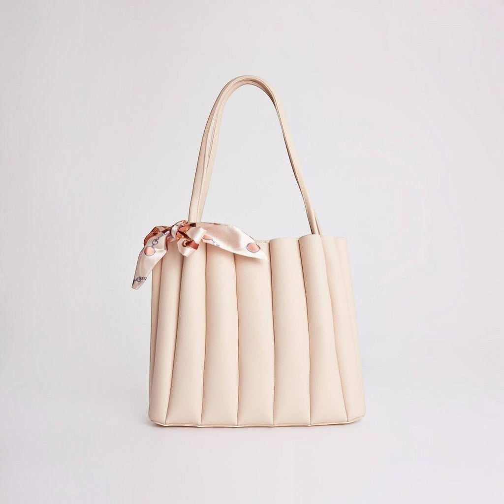 Beige axelväska från MiRA i konstläder med dekorativ scarf och räfflad design, 29x26 cm.
