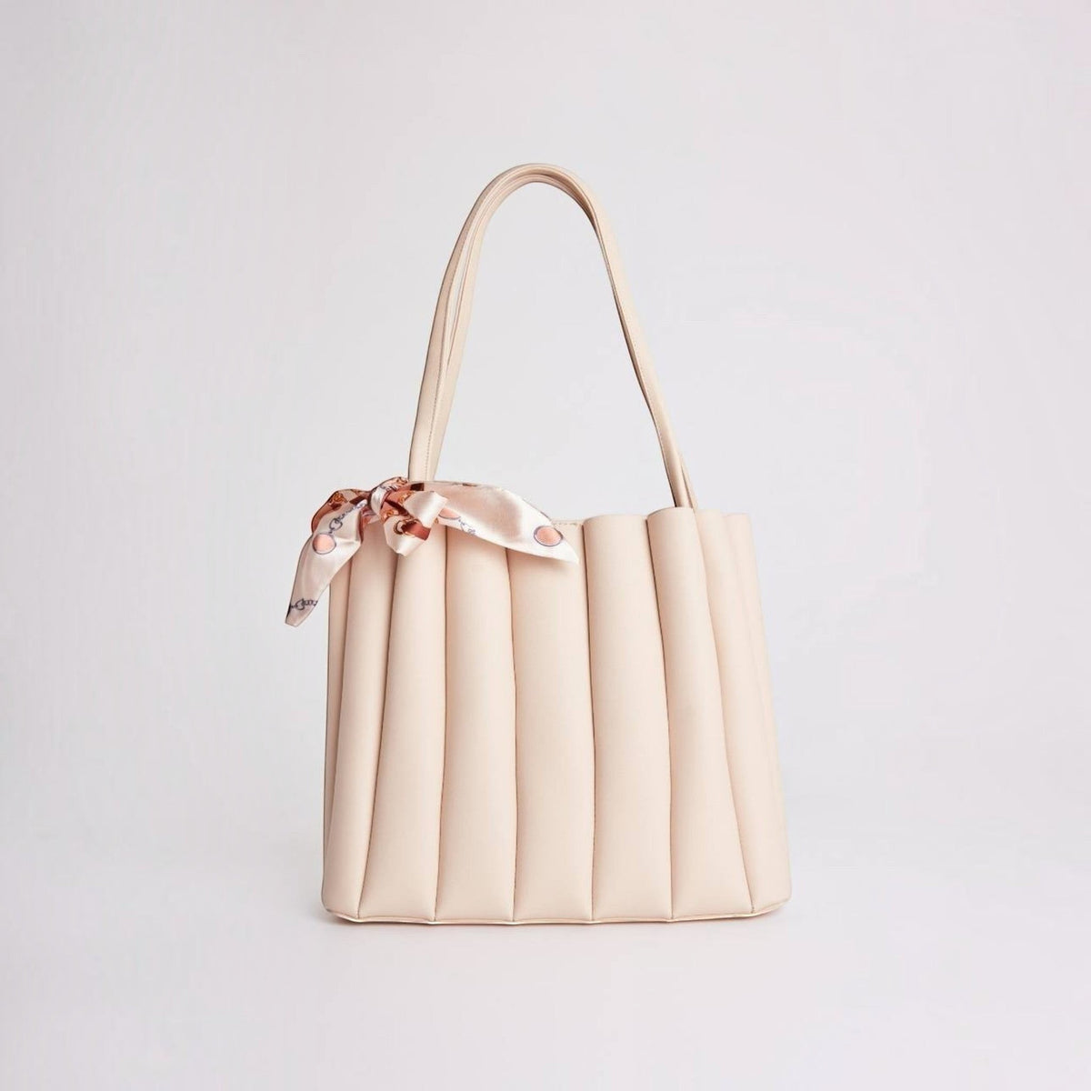 Beige axelväska från MiRA i konstläder med dekorativ scarf och räfflad design, 29x26 cm.