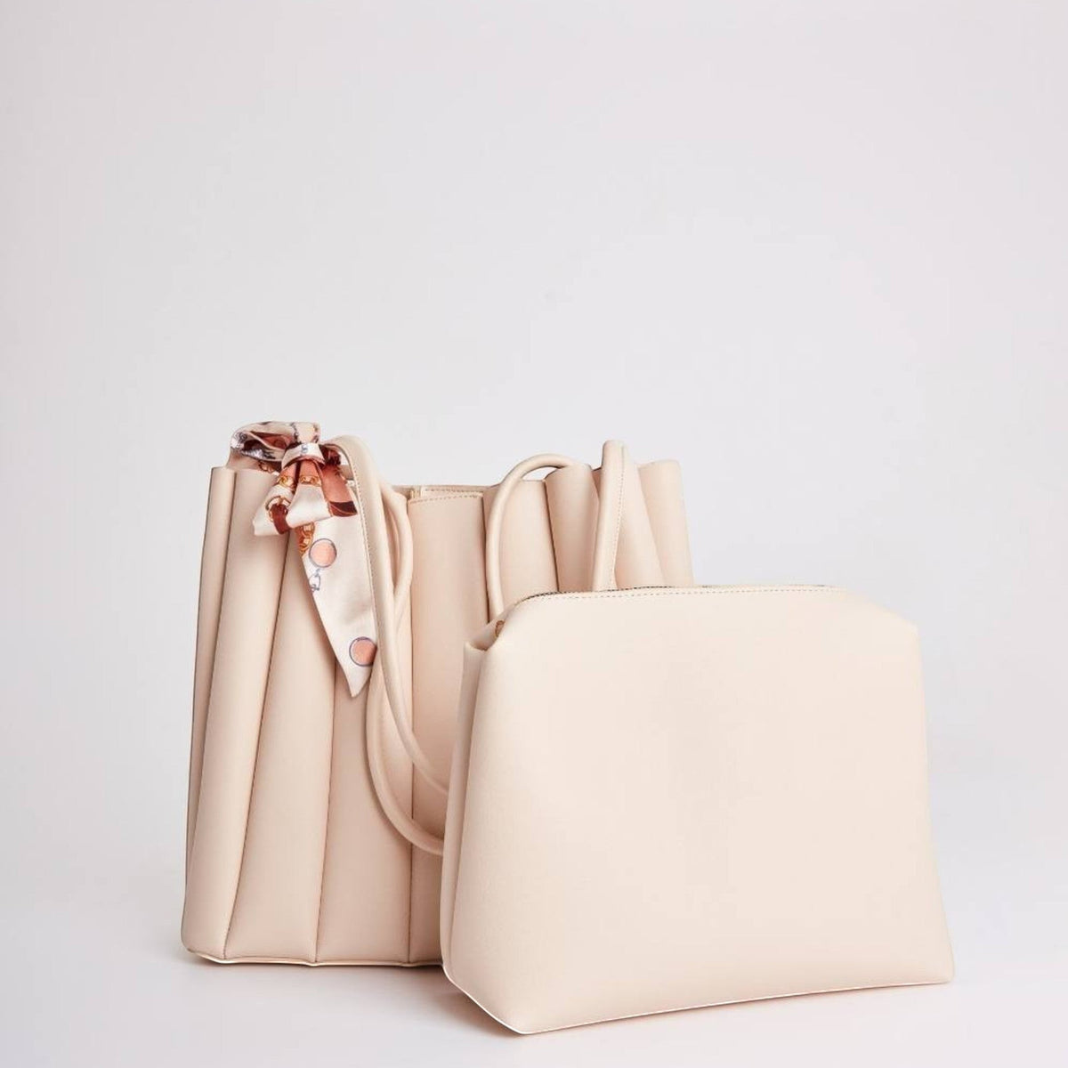 Beige axelväska från MiRA i konstläder med veckad design och matchande liten väska med dekorativ scarf.