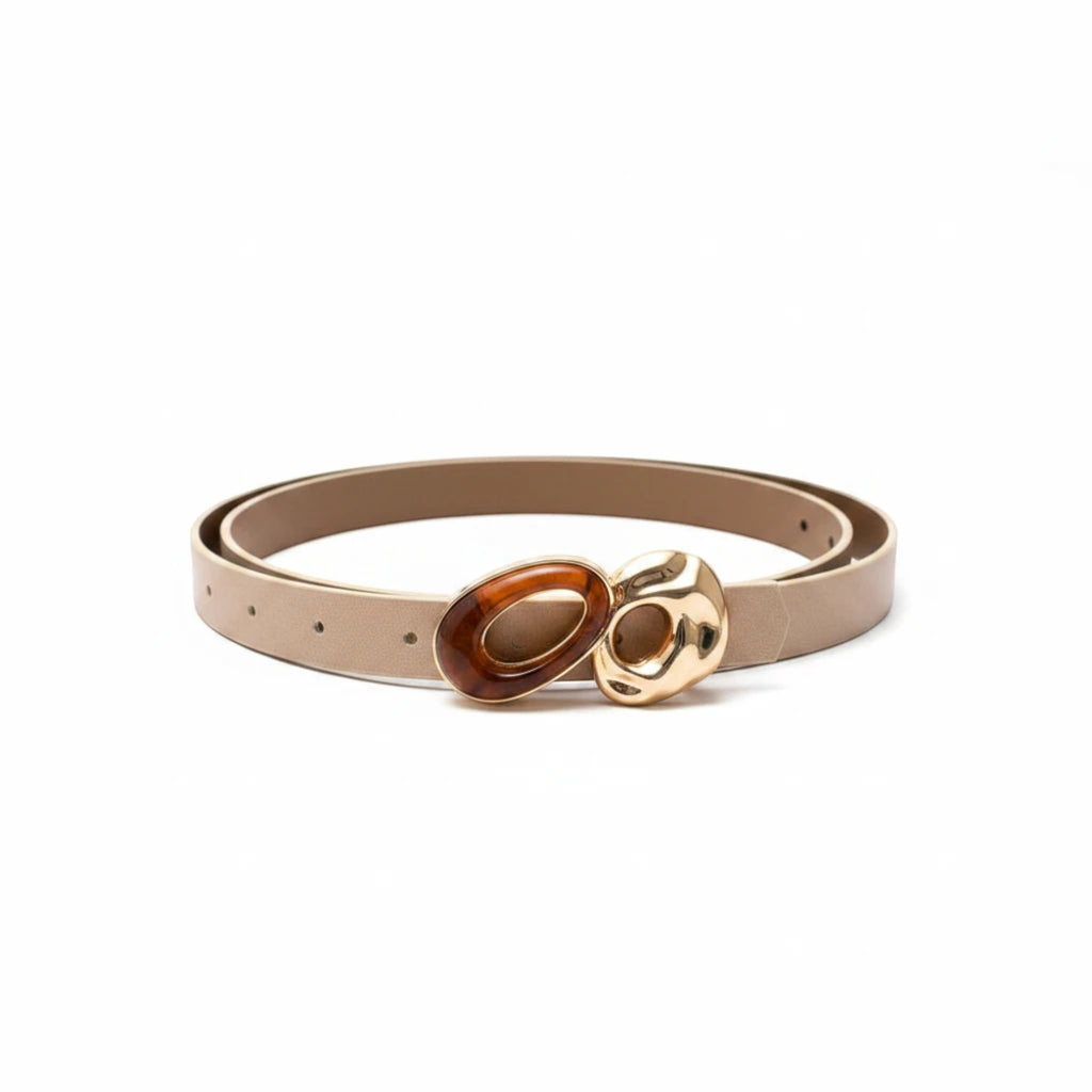 MiRA beige bälte i veganskt läder med ett dekorativt guldspänne och bruna detaljer för en elegant look.