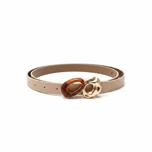MiRA beige bälte i veganskt läder med ett dekorativt guldspänne och bruna detaljer för en elegant look.