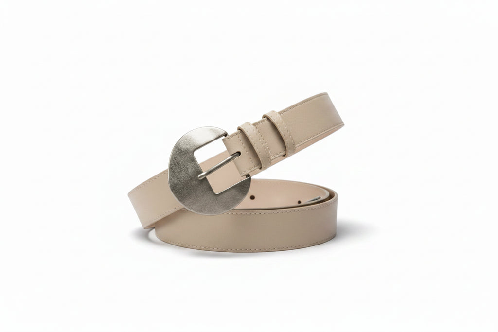 MiRA beige bälte i veganskt läder med ett dekorativt runt metallspänne för en elegant stil.
