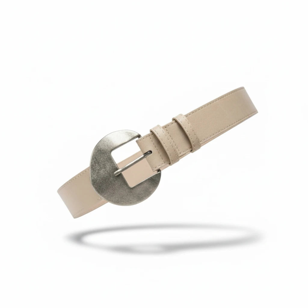 MiRA beige bälte i veganskt läder med ett dekorativt runt metallspänne för en elegant stil.