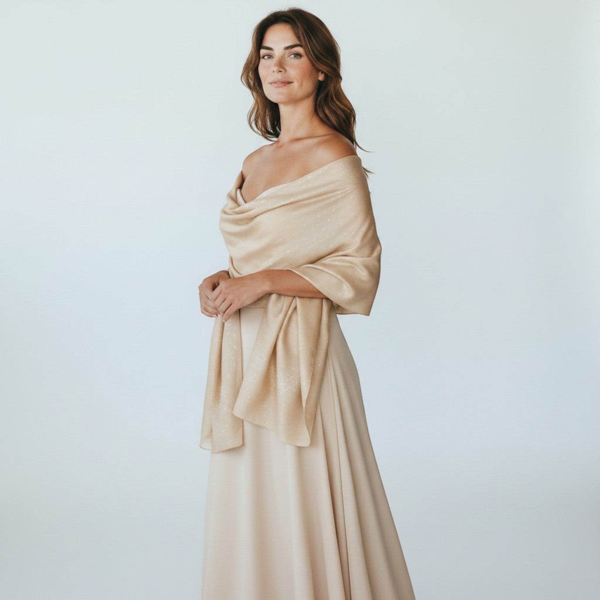 MiRA beige sjal i polyester med subtila glitterdetaljer, perfekt för bröllop och festliga tillfällen.