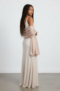 MiRA sjal i beige polyester med subtil glitterfinish draperad över axlarna på en modell i en elegant långklänning.