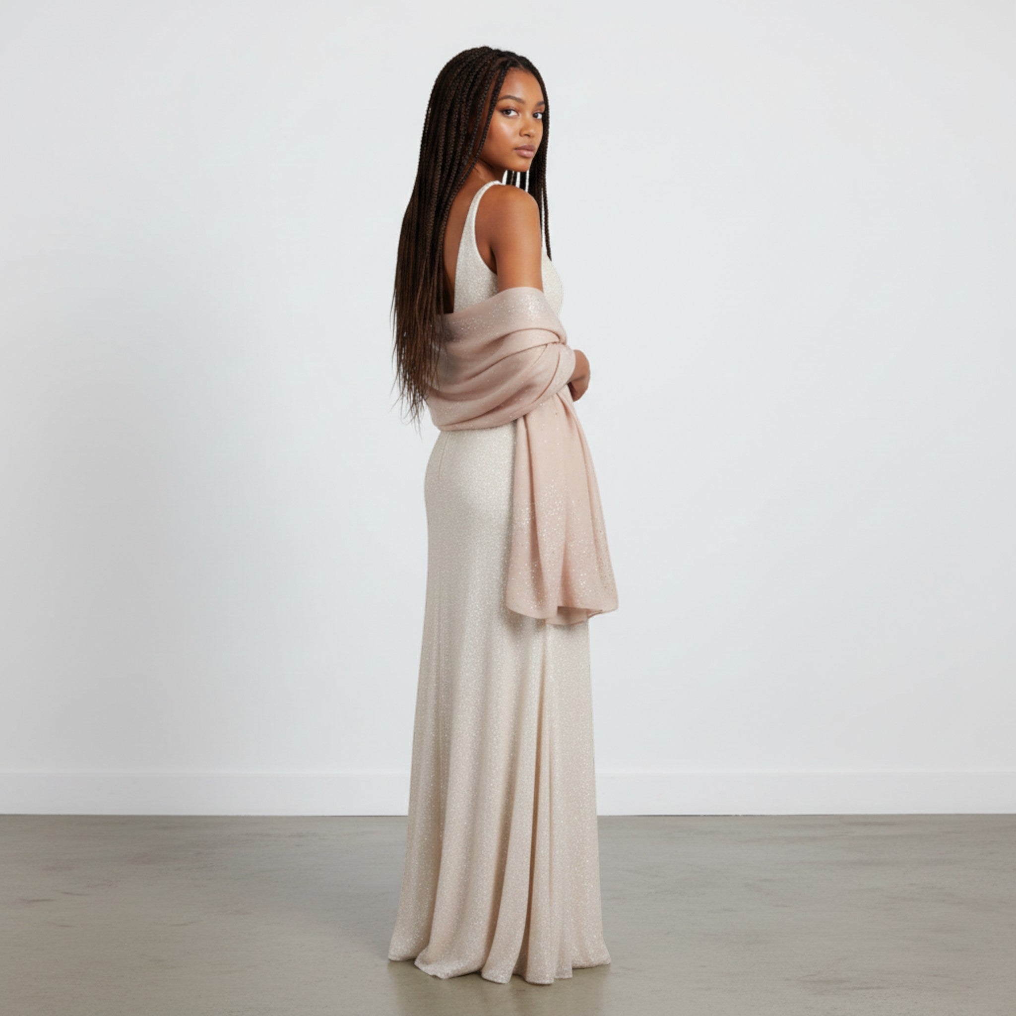 MiRA sjal i beige polyester med subtil glitterfinish draperad över axlarna på en modell i en elegant långklänning.