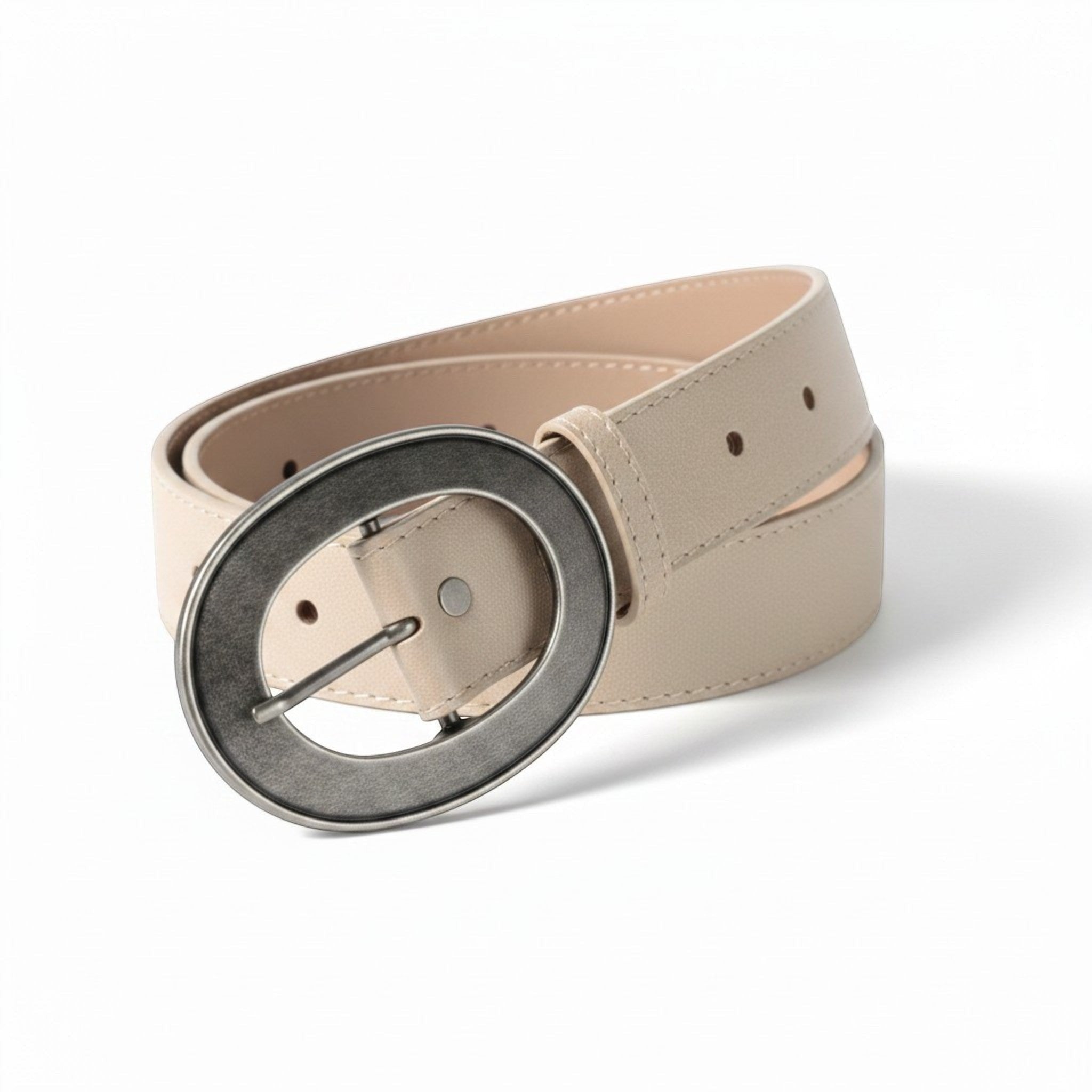 Beige MiRA skärp i veganskt läder med ett ovalt silverfärgat spänne i klassisk design.