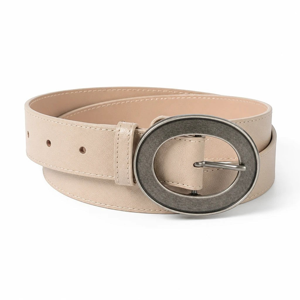 MiRA beige skärp i veganskt läder med ovalt silverfärgat spänne, en klassisk accessoar för vardag och fest.