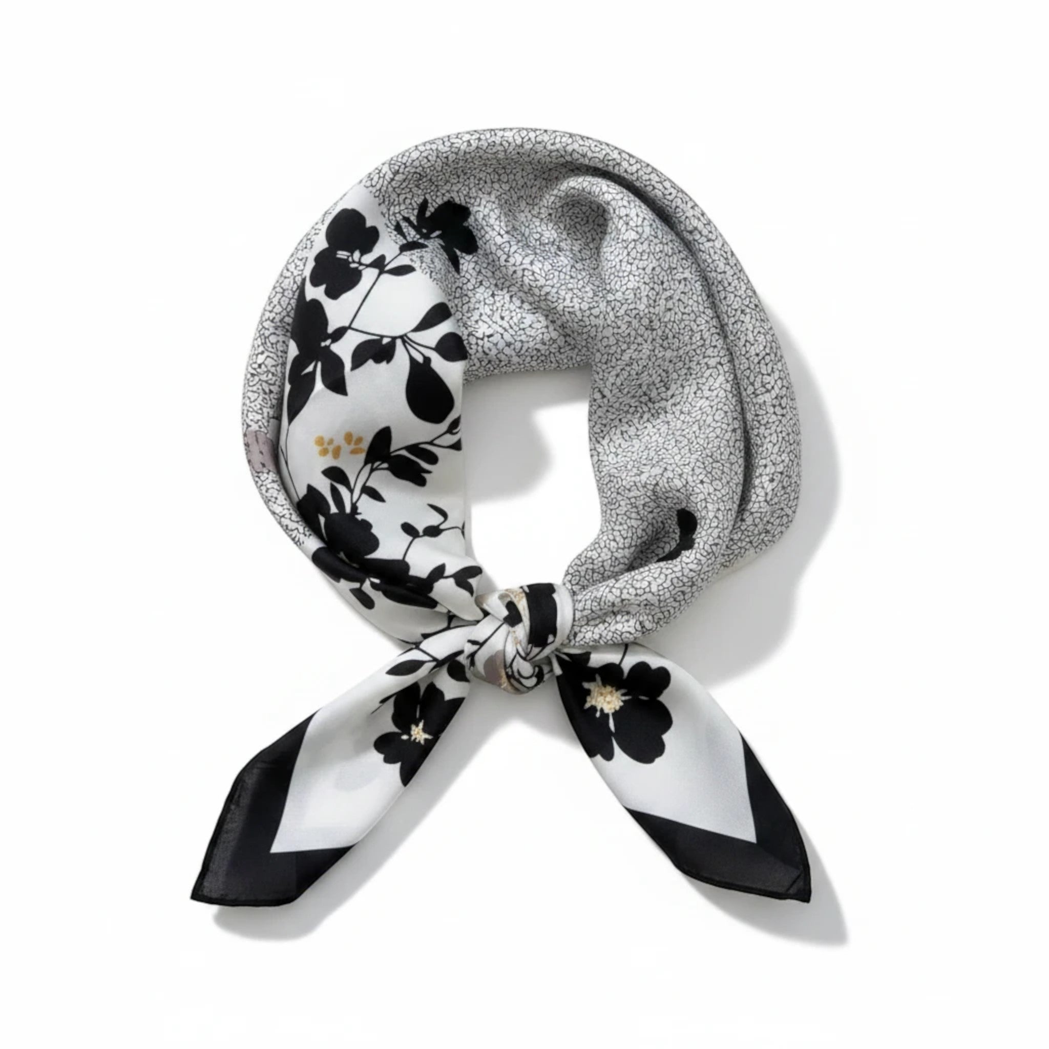 MiRA scarf i mjuk polyester med svartvitt blommönster och grafiska detaljer