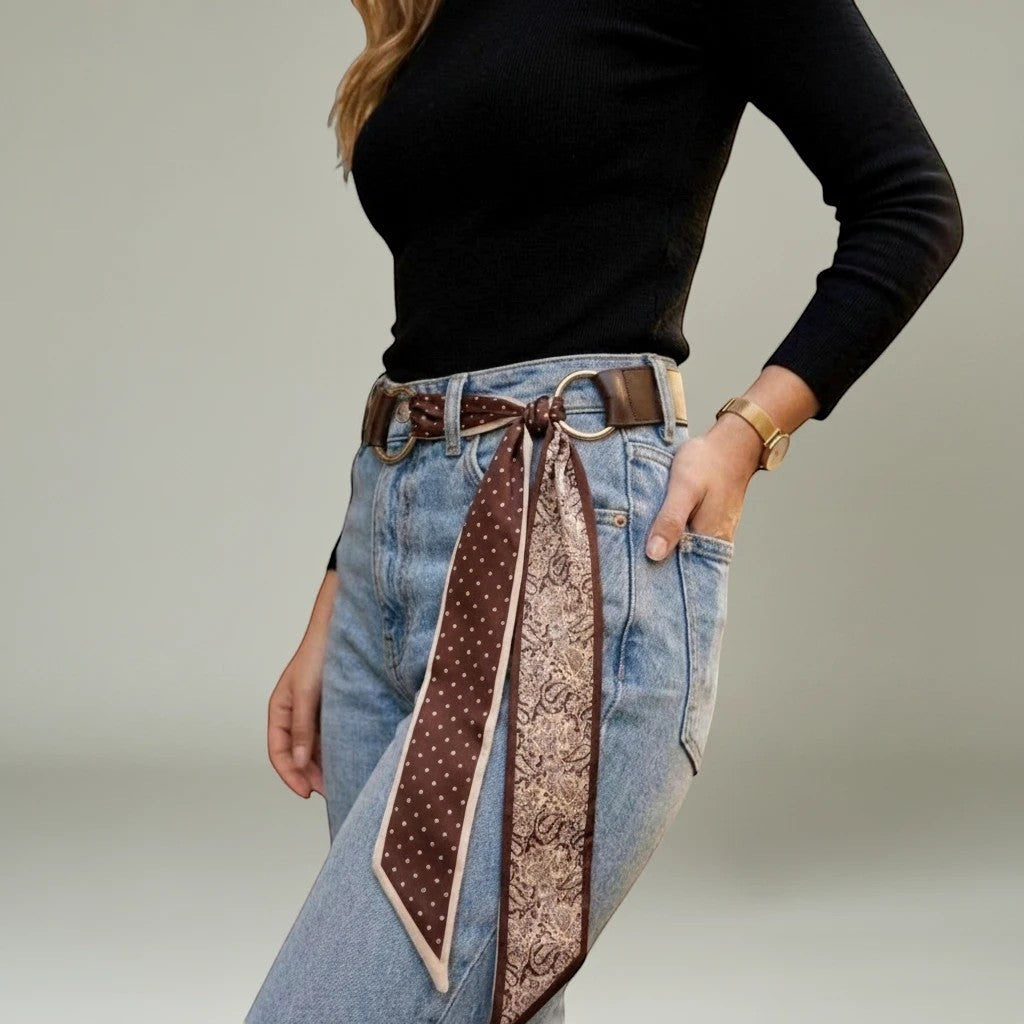 MiRA brunt veganläderbälte med dekorativ mönstrad scarf och guldspänne buret i jeans.