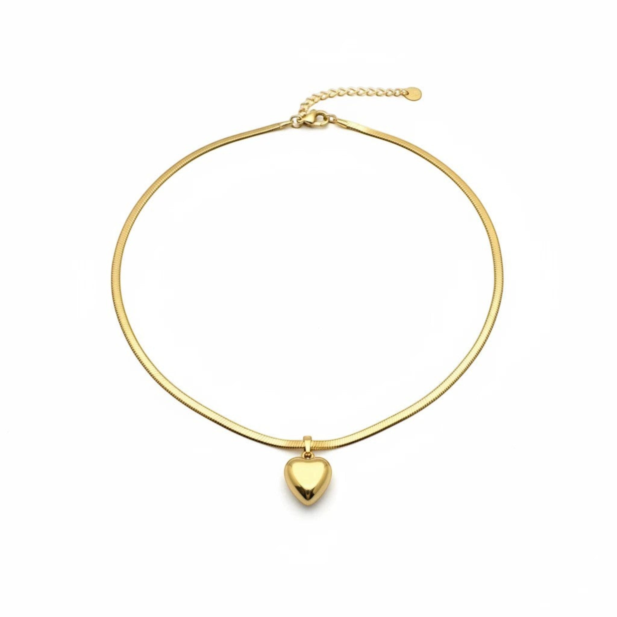 MiRA halsband i guldpläterat rostfritt stål med ett elegant droppformat hänge och gnistrande stenar.