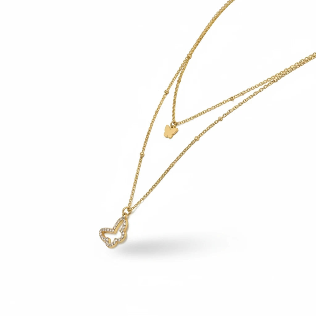 MiRA dubbelt halsband i guldton med två fjärilshängen, varav ett är dekorerat med gnistrande stenar.