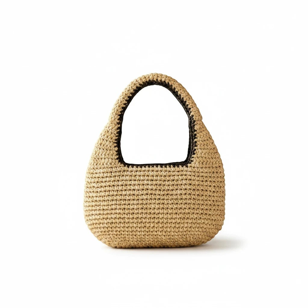 MiRA flätad handväska i naturfärgat strå med svarta detaljer och rundad form för en elegant sommarlook.