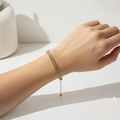 MiRA elegant flertrådigt armband i guldton med sammanlänkade kedjor som ger en sofistikerad och modern look.