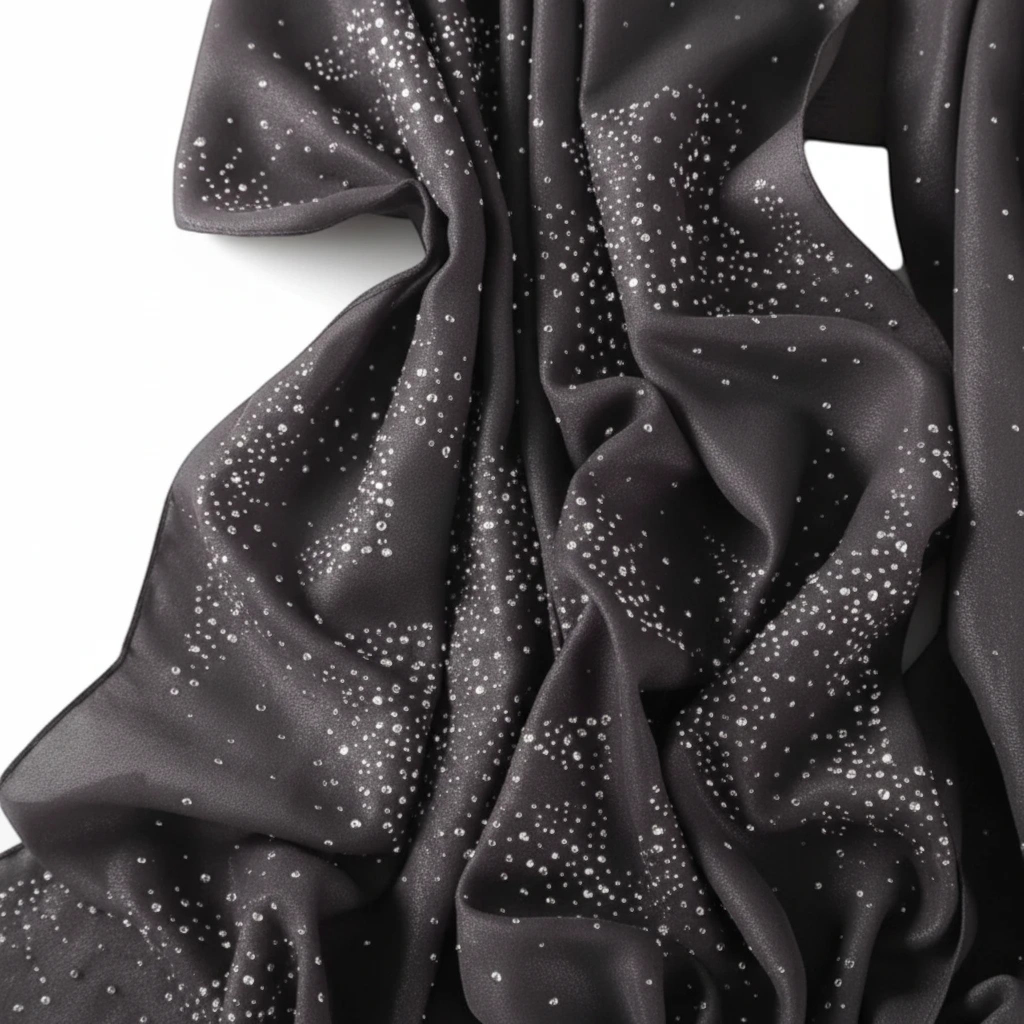 MiRA grå sjal i polyester med diskreta glittriga detaljer och mjuk drapering.