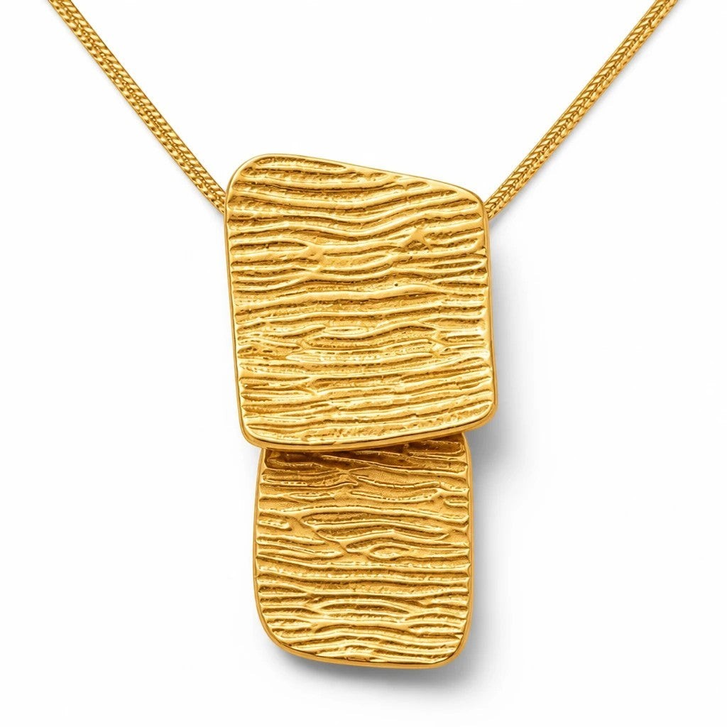 MiRA guldpläterat halsband med två rektangulära hängen med vågig textur i rostfritt stål 316L.