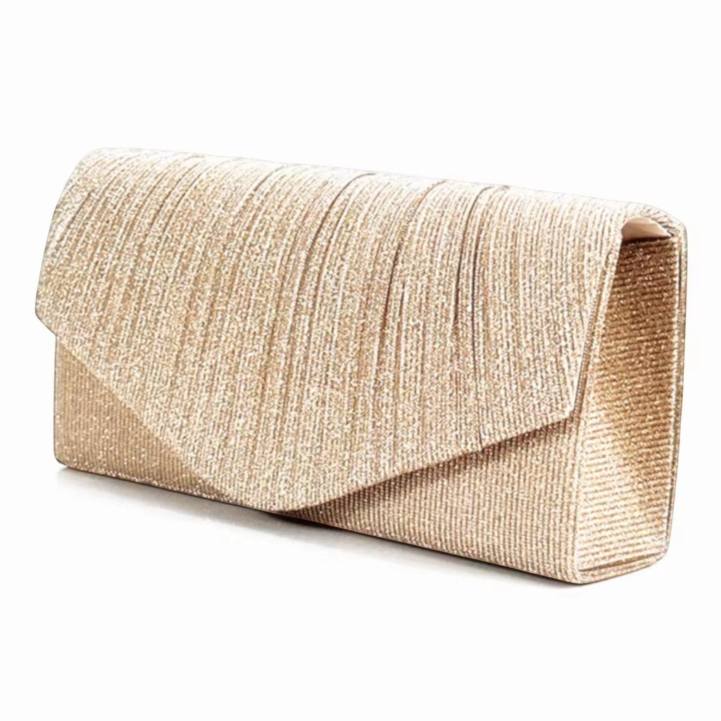 MiRA kuvertväska i guld med veckad textur, perfekt som elegant clutch för bröllop och festliga tillfällen.