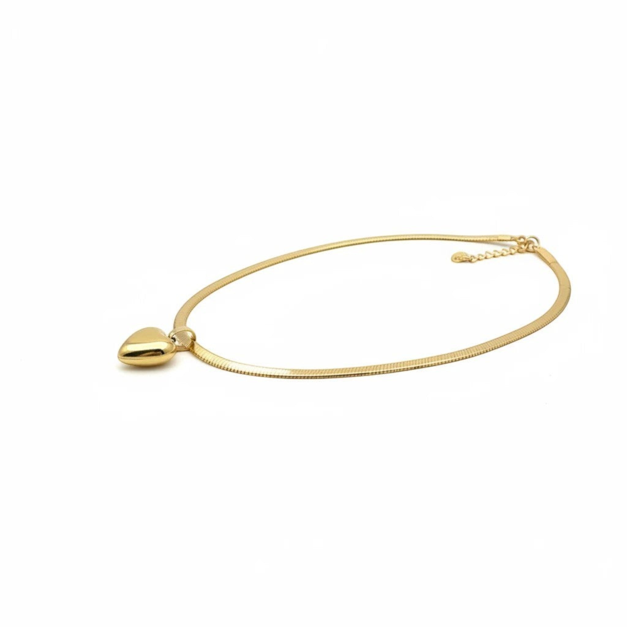MiRA halsband i guldpläterat rostfritt stål med ett elegant droppformat hänge och en platt ormlänkskedja.