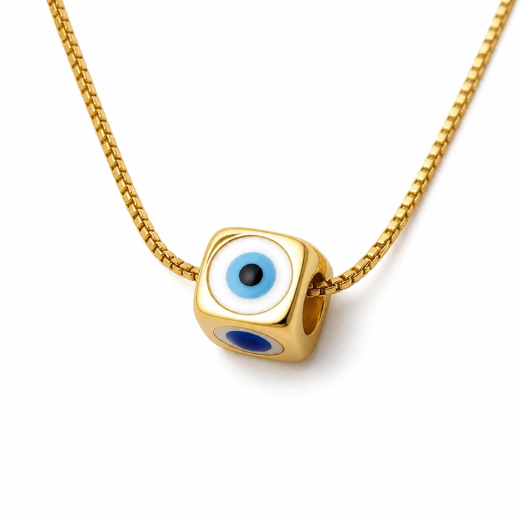 MiRA guldhalsband i rostfritt stål med en fyrkantig nazar boncugu evil eye-berlock i blått, vitt och svart.