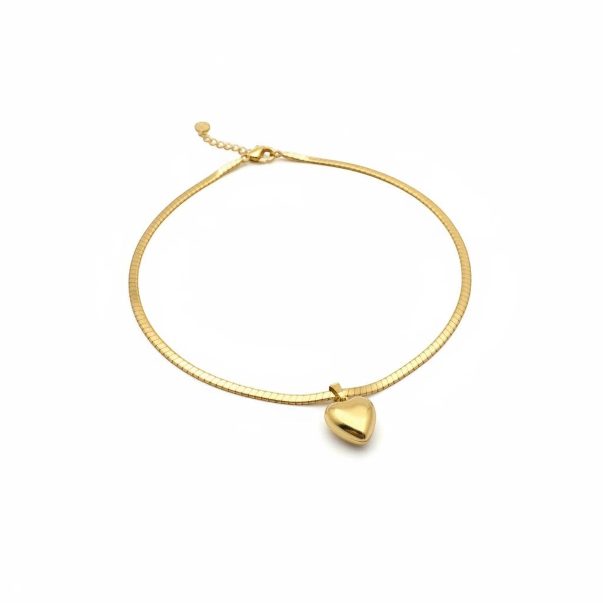 MiRA halsband i guldpläterat rostfritt stål med ett elegant hjärtformat hänge på en platt kedja.