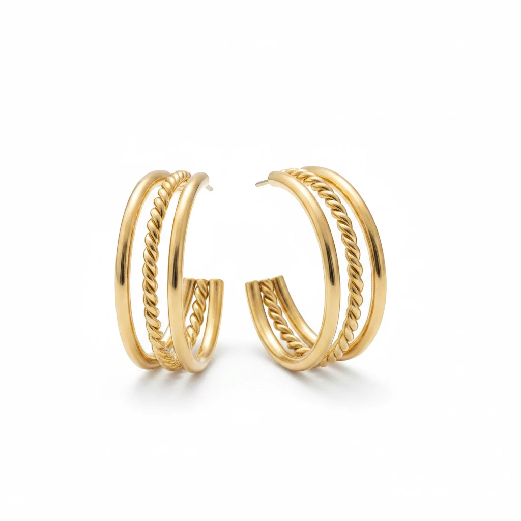 MiRA guldpläterade creoler med tre sammanlänkade ringar, varav en med tvinnad textur för en elegant look.