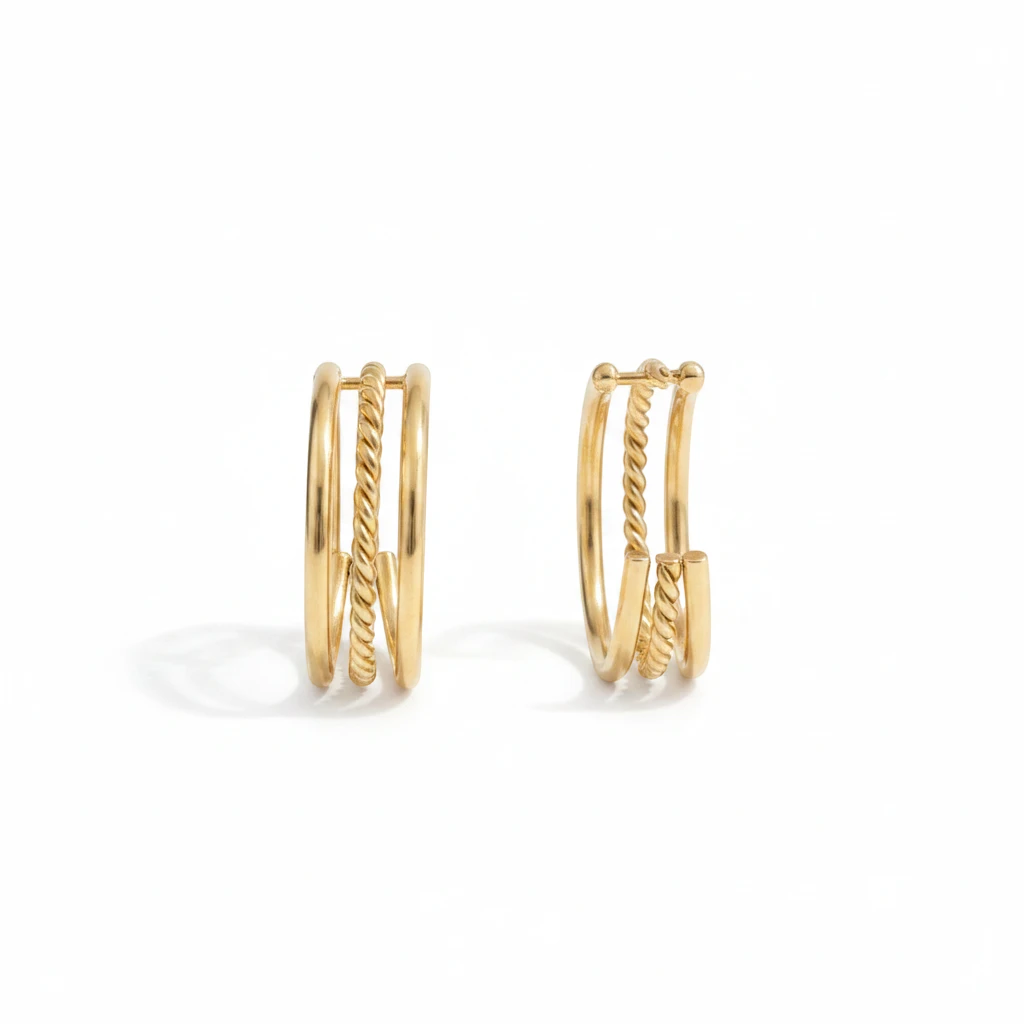 MiRA guldpläterade creoler med tre sammanlänkade ringar, varav en med tvinnad textur för en elegant look.