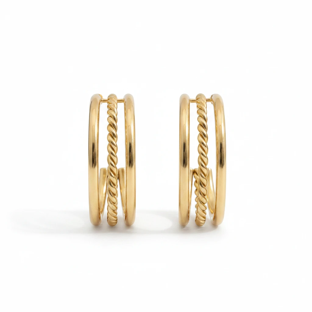 MiRA guldpläterade creoler med tre sammanlänkade ringar, varav en med tvinnad textur för en elegant och modern look.