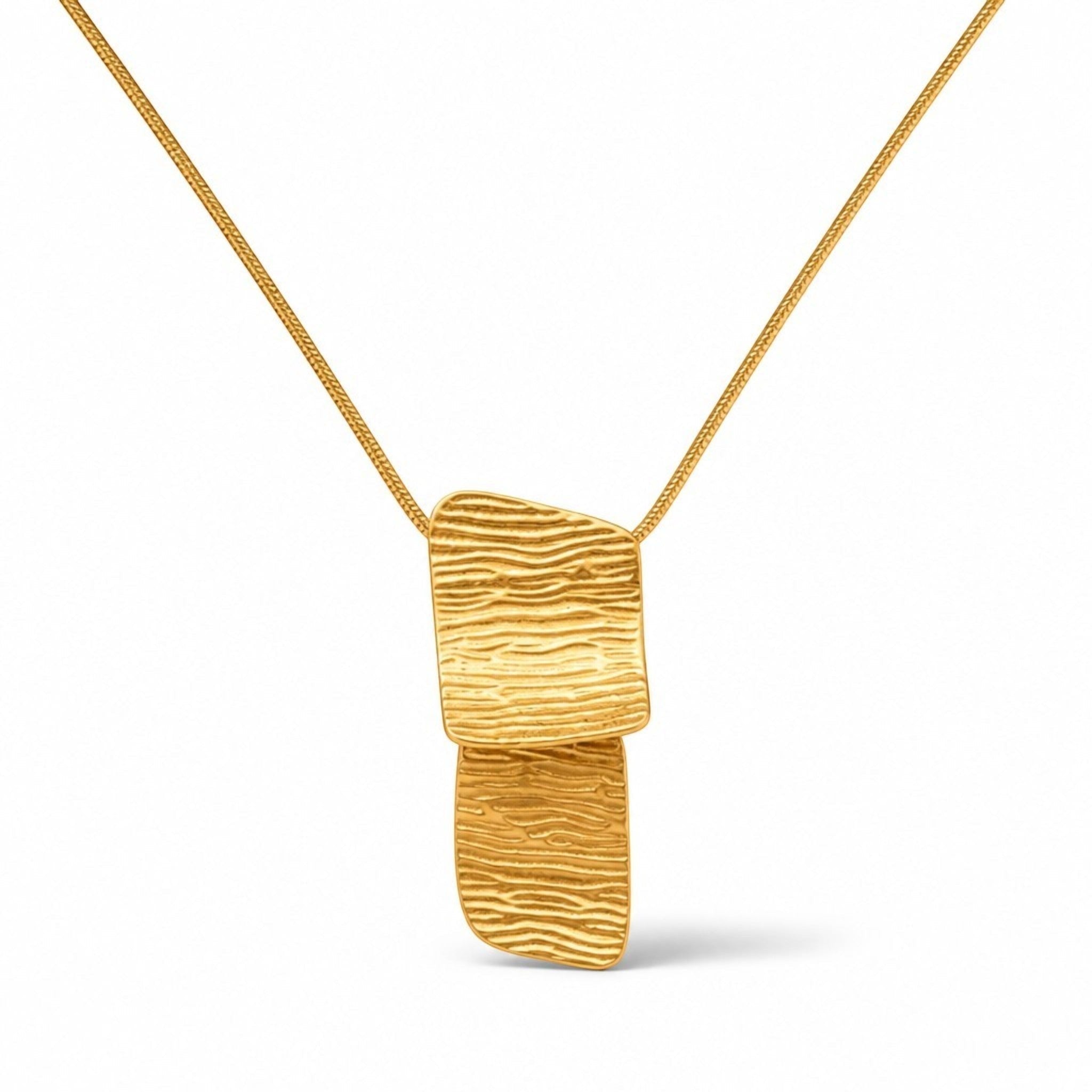 MiRA guldpläterat halsband med två texturerade rektangulära hängen i rostfritt stål 316L.