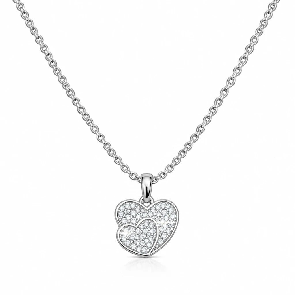 MiRA halsband med två sammanflätade hjärtan i silvertonad metall prydda med gnistrande stenar på en tunn kedja.