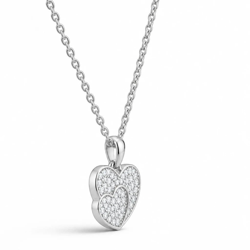 MiRA halsband med två sammanflätade hjärtan i silvertonad metall prydda med gnistrande stenar.