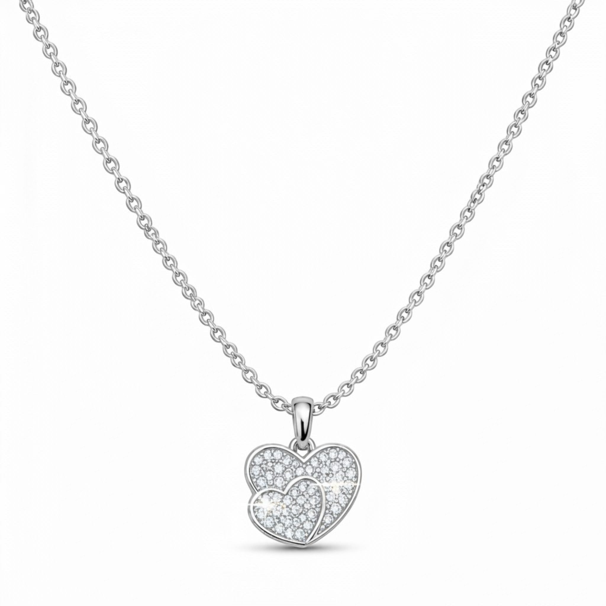 MiRA halsband med två sammanflätade silverfärgade hjärtan prydda med gnistrande stenar på en tunn kedja.
