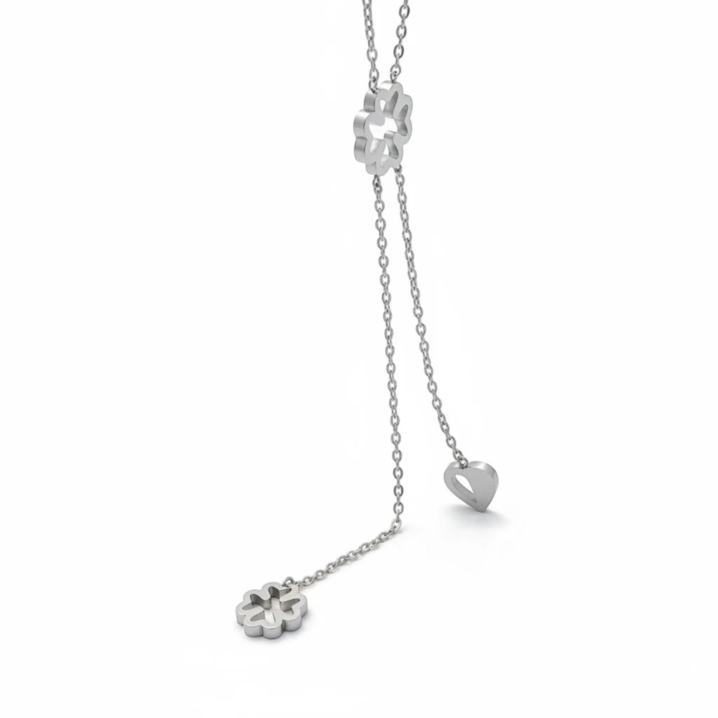 MiRA halsband i rostfritt stål med justerbar kedja, fjärilsdetaljer och ett litet hjärthänge i silverfärg.