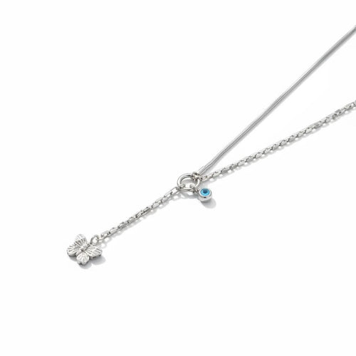 MiRA halsband i silvertonad metall med asymmetrisk kedja, fjärilshänge och en liten blå evil eye-berlock.