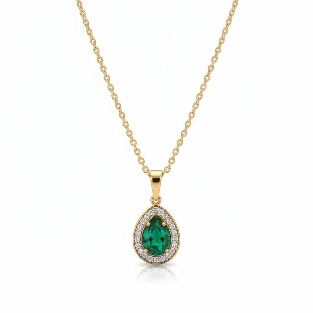 MiRA halsband i guldpläterat rostfritt stål med droppformad grön sten och glittrande vita stenar.