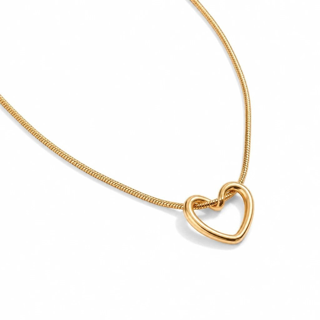 MiRA halsband i guldpläterat rostfritt stål med ett elegant hjärtformat hänge och justerbar kedja.