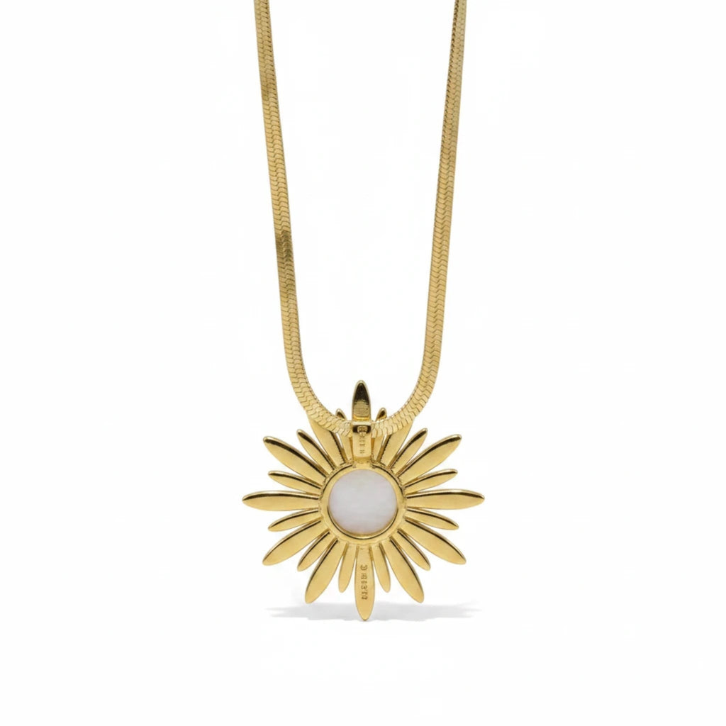MiRA halsband i guldpläterat rostfritt stål med ett solformat hänge och en elegant ormlänkskedja.