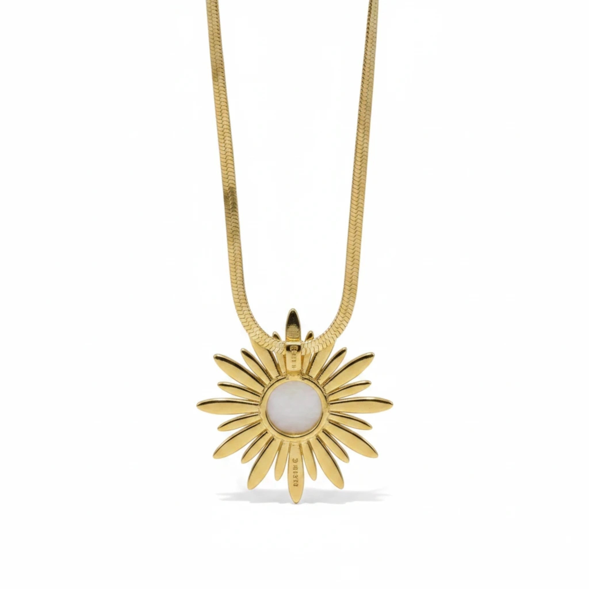 MiRA halsband i guldpläterat rostfritt stål med ett solformat hänge och en elegant ormlänkskedja.