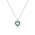MiRA halsband i rostfritt stål med hjärtformat hänge prytt av gröna stenar och en elegant silverfärgad kedja.
