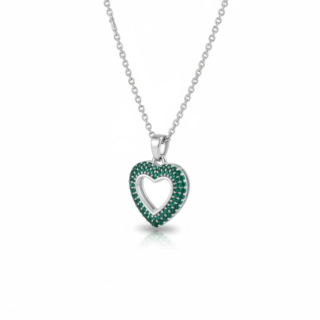 MiRA halsband i rostfritt stål med hjärtformat hänge prytt av små gröna stenar och en elegant silverfärgad kedja.