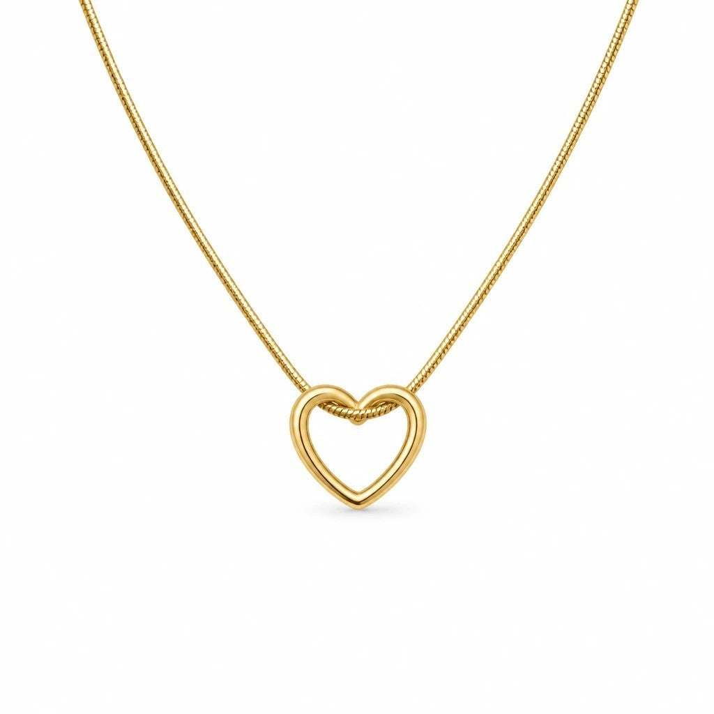 MiRA halsband i guldpläterat rostfritt stål med ett elegant hjärtformat hänge och justerbar kedja.