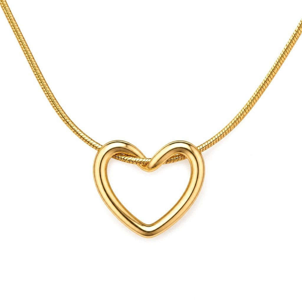 MiRA halsband i guldpläterat rostfritt stål med ett elegant hjärtformat hänge och justerbar kedja.