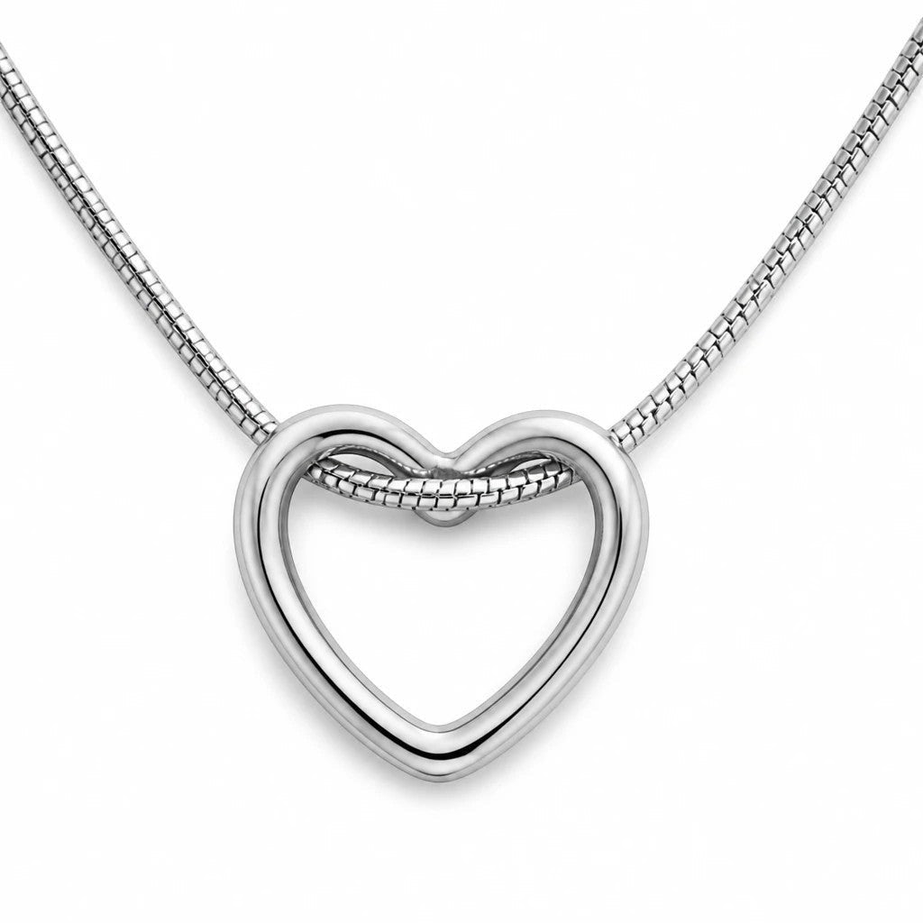 MiRA halsband med öppet hjärtformat hänge i blank silverfärg och klassisk ormlänkskedja.