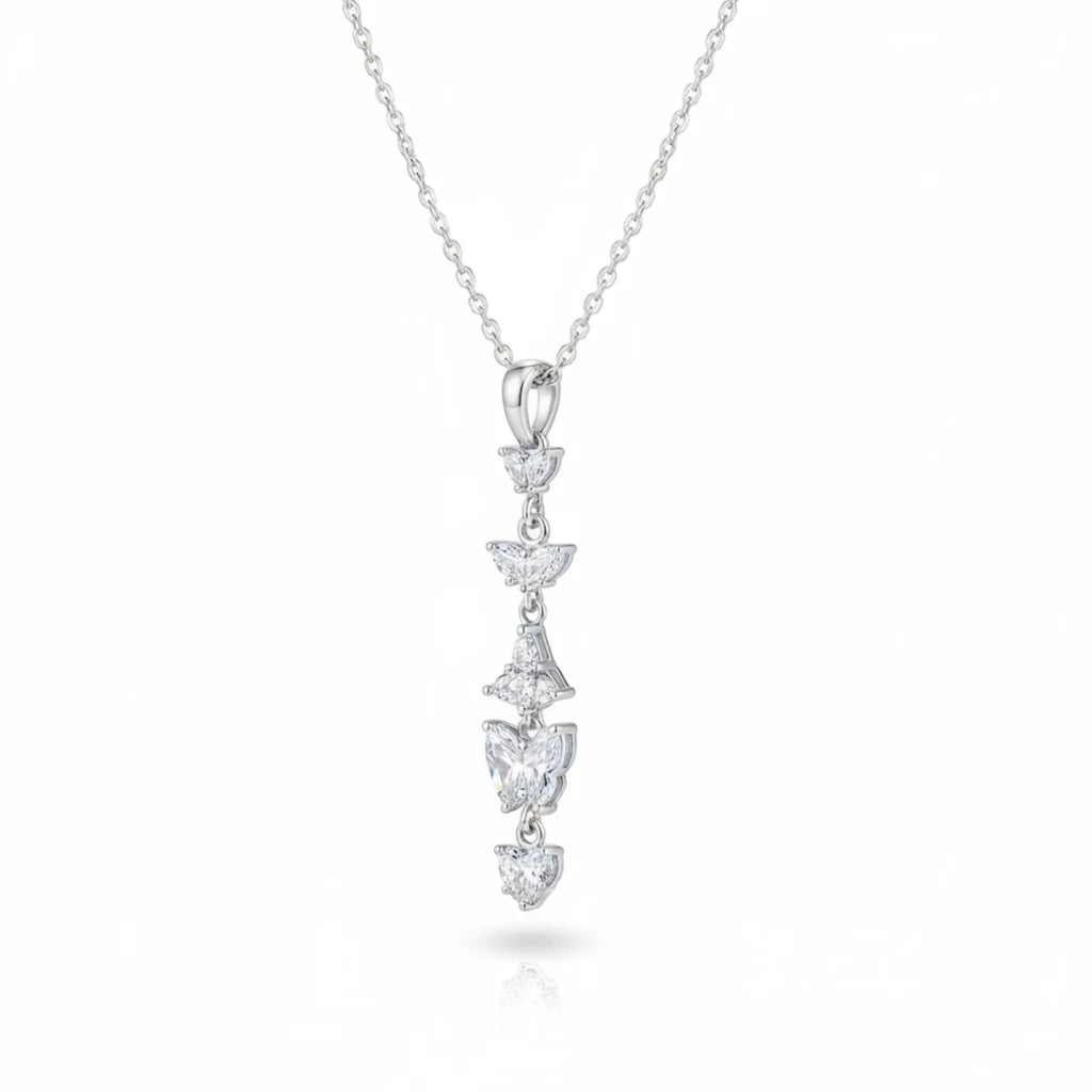 MiRA halsband i rostfritt stål med ett vertikalt hängsmycke prytt av gnistrande hjärtformade stenar i silverton.