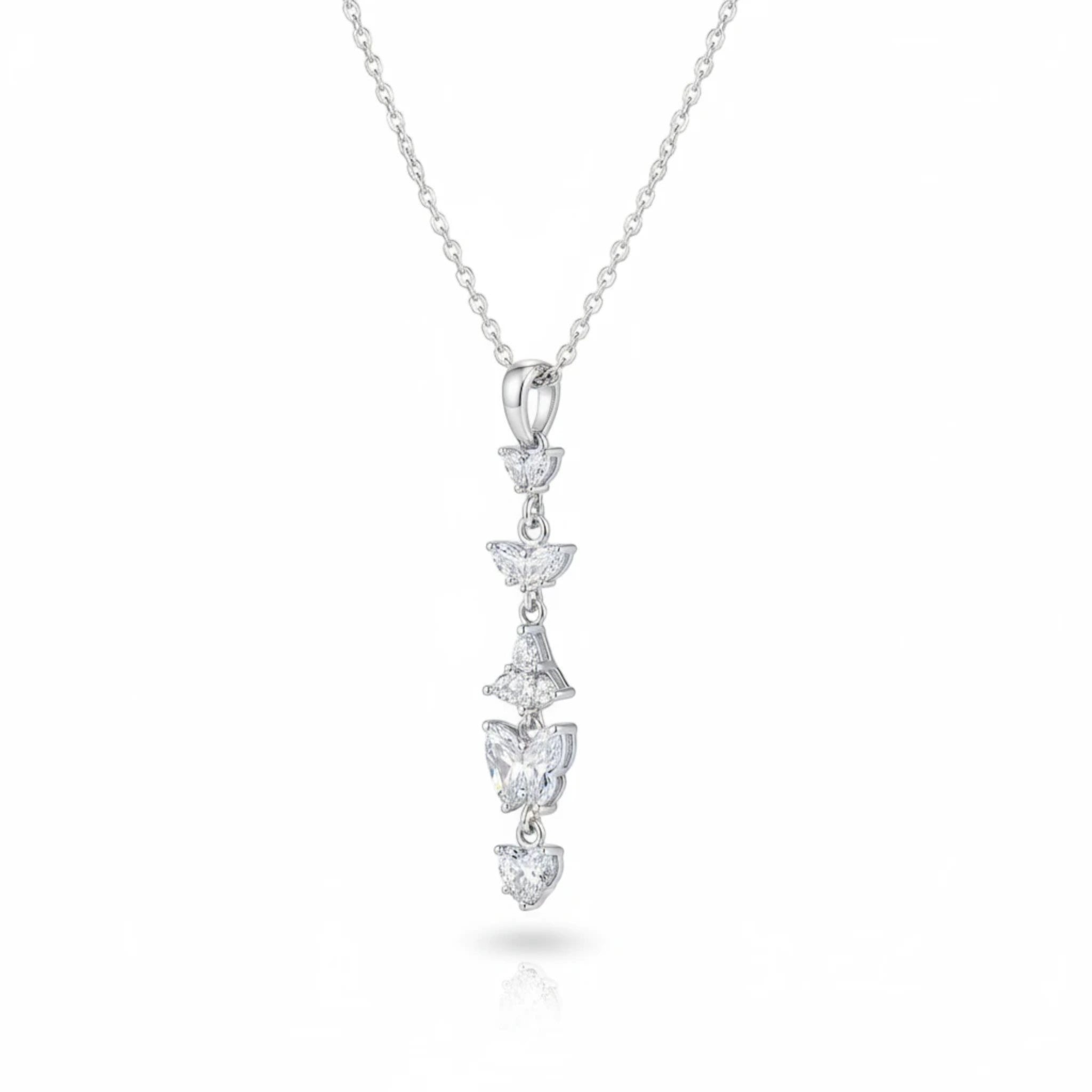 MiRA halsband i rostfritt stål med ett vertikalt hängsmycke prytt av gnistrande hjärtformade stenar i silverton.