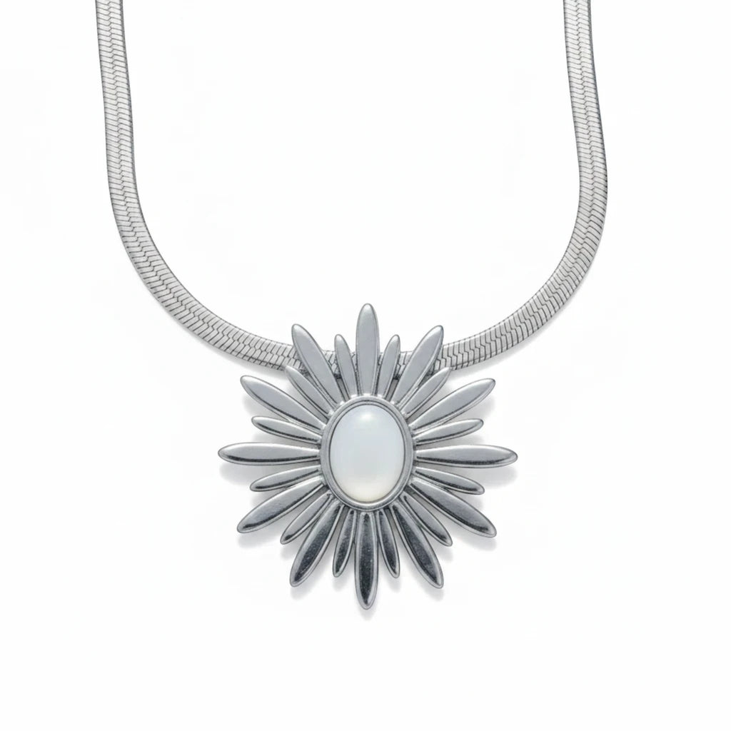 MiRA halsband i rostfritt stål med ett elegant solhänge och silverfinish på en stilren ormlänkskedja.