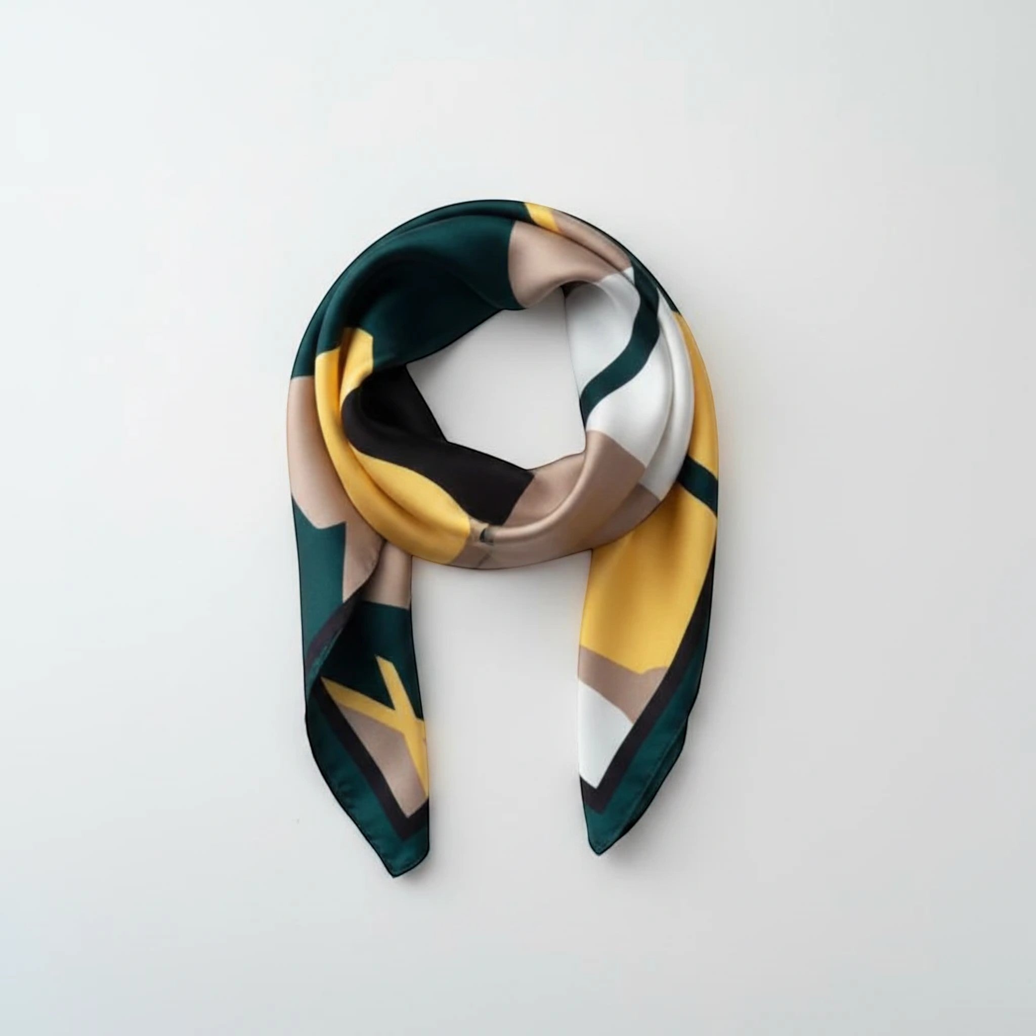 MiRA halsduk i polyester med geometriskt mönster i grönt, gult och beige.