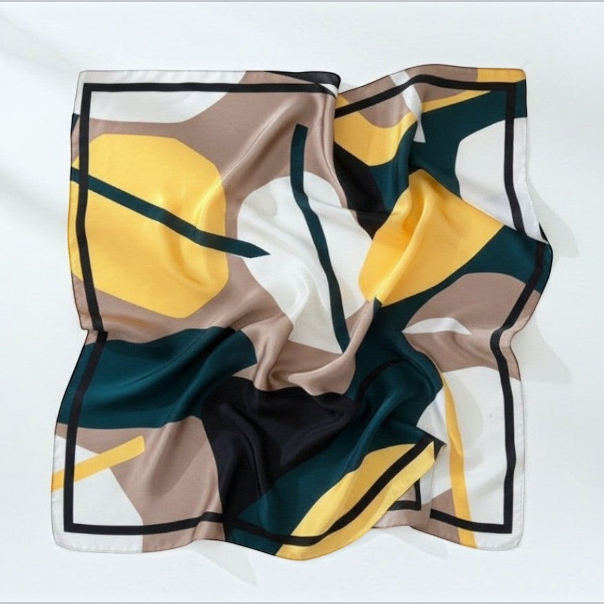 MiRA halsduk i polyester med ett abstrakt geometriskt mönster i gult, grönt och beige med svarta ramdetaljer.