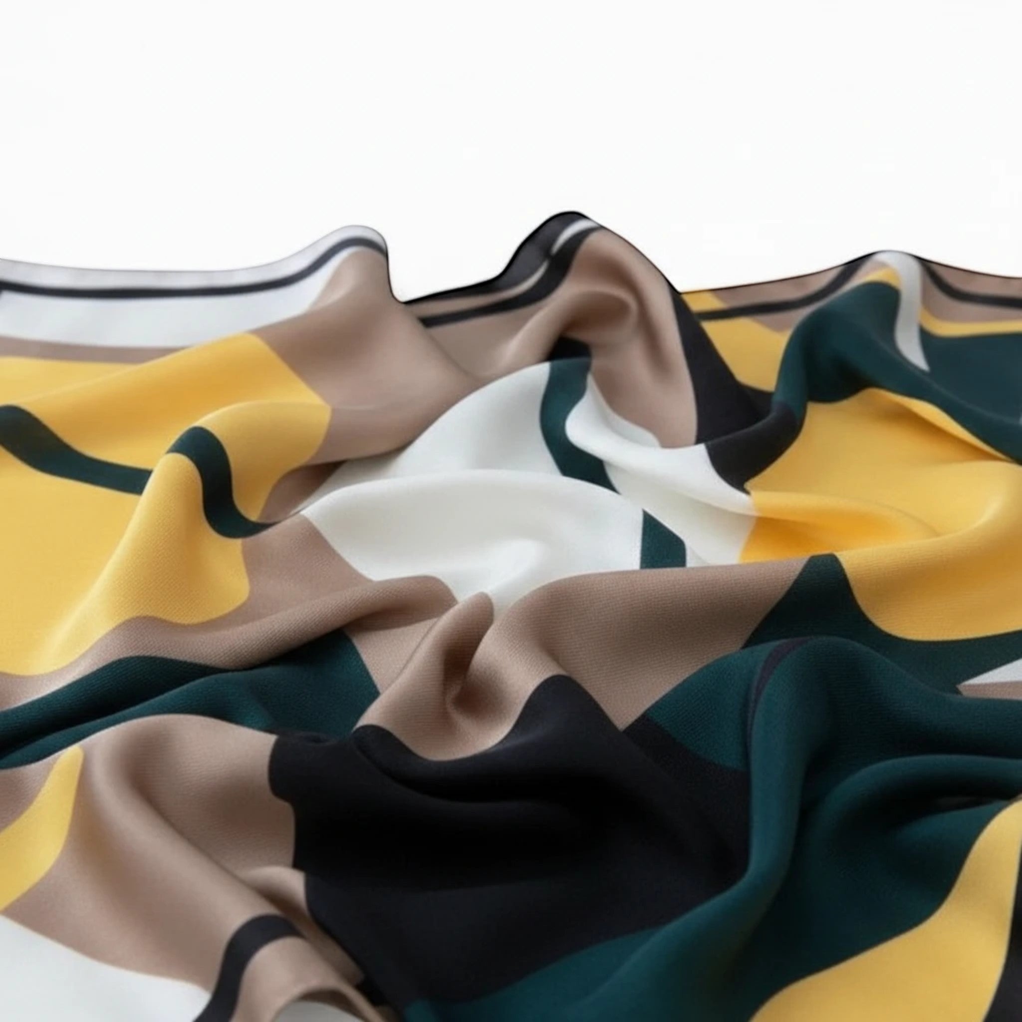 MiRA halsduk i polyester med ett abstrakt geometriskt mönster i gult, grönt, beige och vitt.