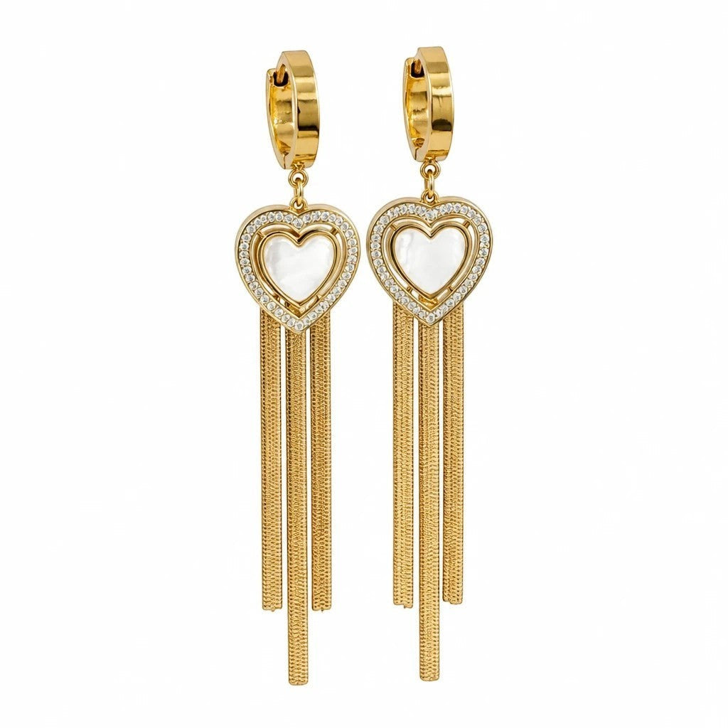 MiRA eleganta hjärtformade hängande örhängen i guld med pärlemor, gnistrande stenar och tunna kedjor.