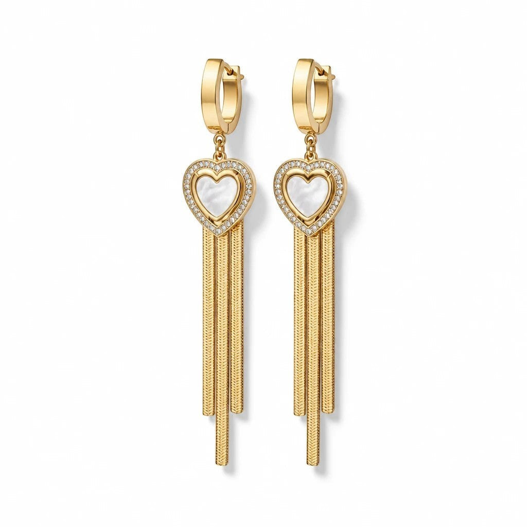 MiRA hjärtformade hängande örhängen i guld med pärlemor, gnistrande stenar och eleganta kedjehängen.
